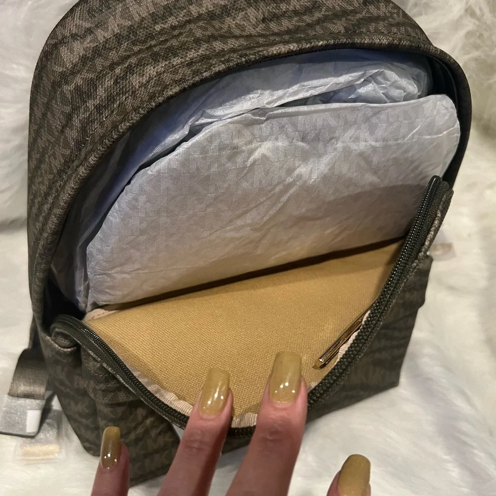 BRAND NEW Michael Kors Backpack & Wallet Set - Picture 8 of 8
